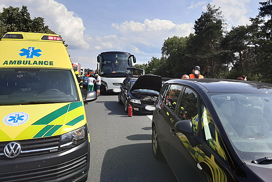 Autobus a osobní auto se srazily na čtyřproudové silnici I/35 u Mohelnice na...