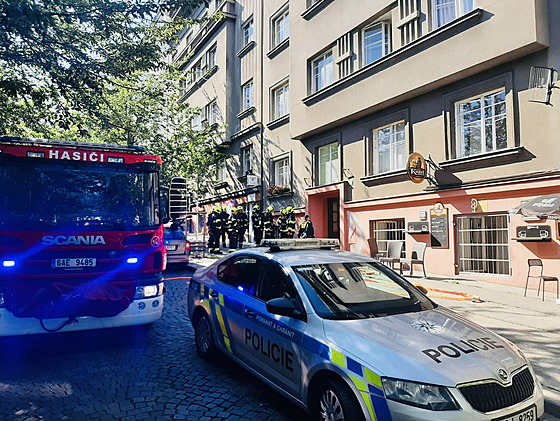 V dom v Sobslavské ulici v Praze zasahují hasii a policisté u výbuchu plynu...
