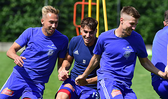 Fotbalisté Olomouce zahájili letní pípravu, vlevo nová posila Denis Ventúra.