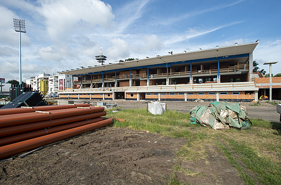 Stavba fotbalového stadionu se nakonec o desítky milion korun navýí.