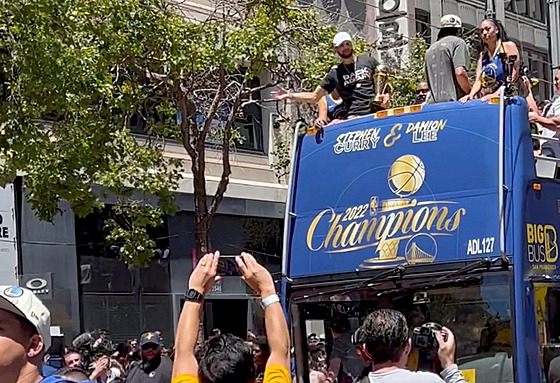 Basketbalisté Golden State Warriors slaví titul z NBA v ulicích San Franciska....