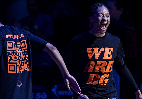 Aerial Powersová z Minnesota Lynx nastupuje do zápasu WNBA s trikem...