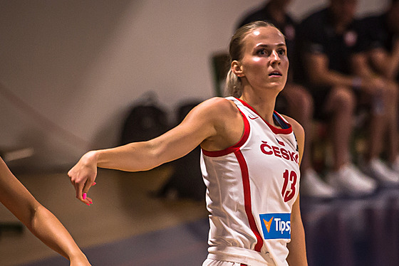 eská basketbalistka Petra Holeínská v zápase s Polskem