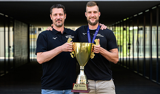 Trenér Jií Novák (vlevo) a Adam Zajíek po triumfu v Evropské lize