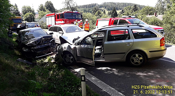 Váná nehoda na Klatovsku. Pi elní sráce dvou osobních vozidel se tce...