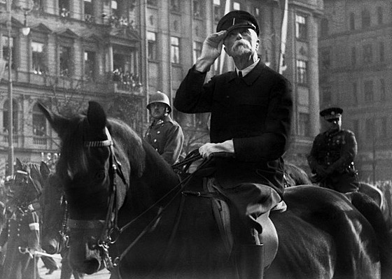 eskoslovenský prezident Tomá Garrigue Masaryk na koni pi pehlídce.
