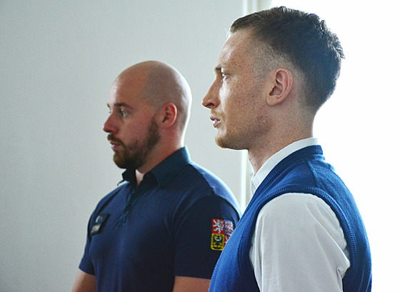 Eskorta p�ivádí Tomá�e Fialu k soudu (29. 6. 2022)