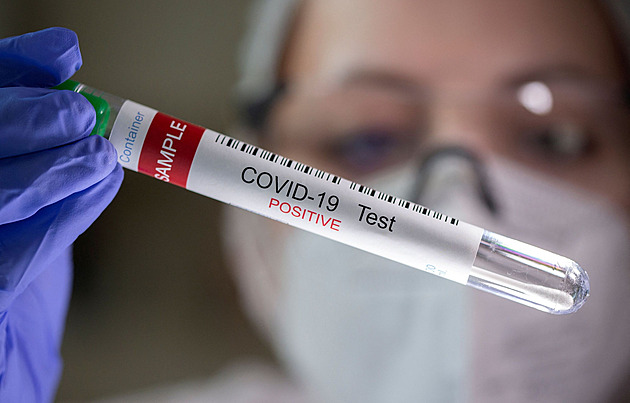 První nemocnice omezila návštěvy kvůli covidu, do Česka dorazí nová vakcína