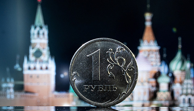 Ruská centrální banka se snaží zastavit pád rublu, zvýšila úrokovou sazbu