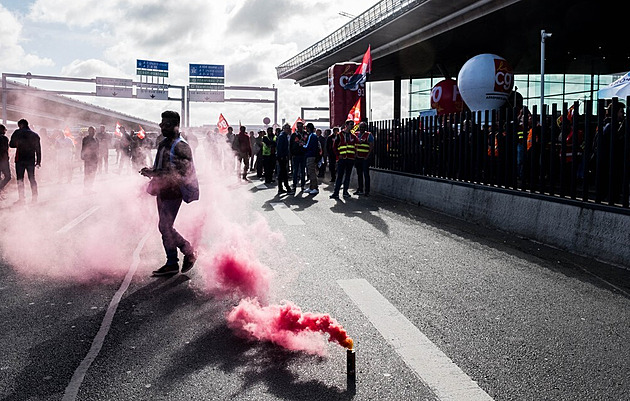 Bouřlivý začátek dovolených. Turisty ve Francii čekají stávky a fronty