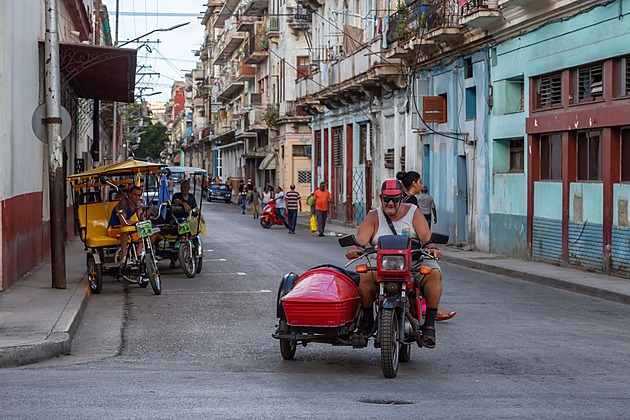 Když není benzín, poslouží elektromobily. Kuba trpí nedostatkem pohonných hmot