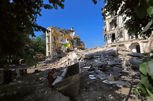 Vybydlený panelák jde k zemi, přestane hyzdit historické centrum Chebu