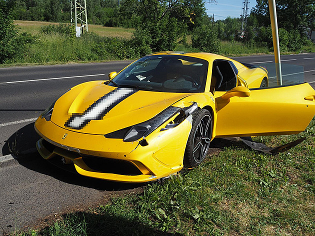 Dopravní nehoda vozu znaky Ferrari v Karlových Varech. (17. ervna 2022)