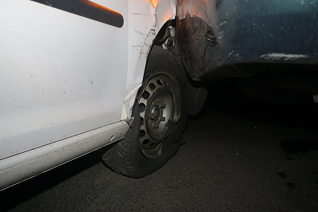 Šoférovi bez řidičáku praskla za jízdy pneumatika, naboural čtyři auta