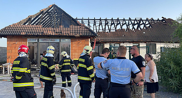 Strážníci si cestou ze závodů všimli požáru, z hořícího domu zachránili rodinu