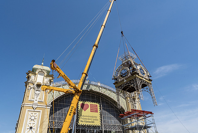 Jeřáb snesl z Průmyslového paláce na pražském Výstavišti obří hodinovou věž