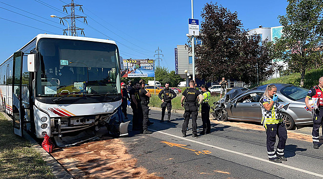 V Hostivaři se srazil autobus s autem, zranilo se 12 dětí a několik dospělých