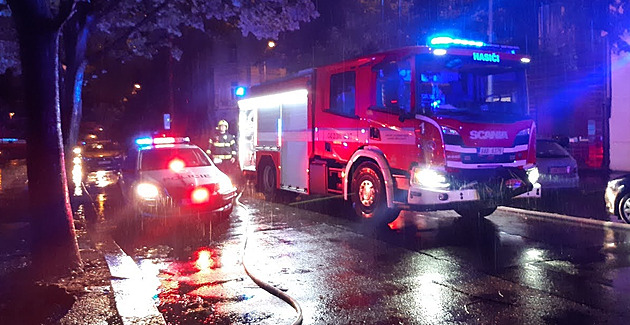 V noci hořel byt na Vinohradech, hasiči evakuovali devět lidí