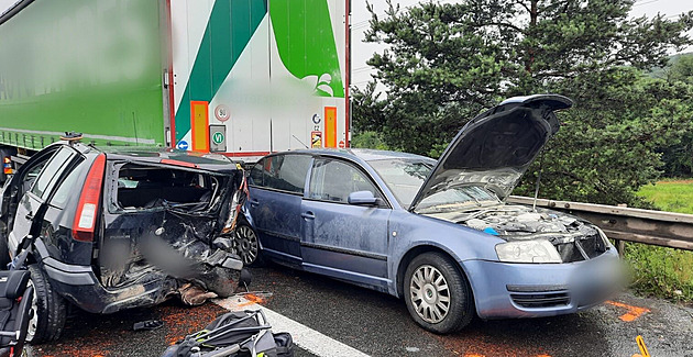 Na dálnici na Berounsku se srazily dvě auta a kamion, sedm lidí se zranilo