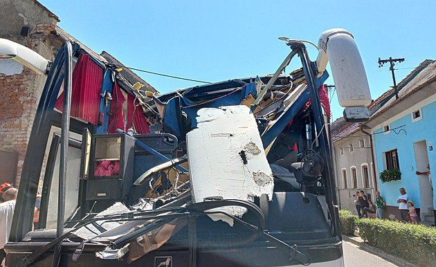 Na Vyškovsku naboural autobus z Litvy, nevešel se pod most