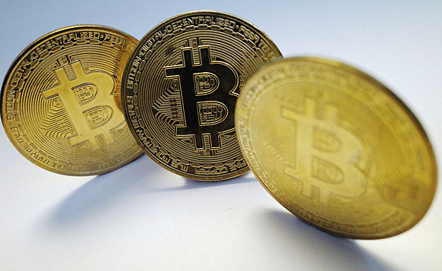 Bitcoin vystoupal nad 38 400 dolarů, nejvýš za rok a půl