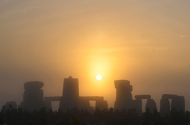 U Stonehenge se po tříleté pauze slavil slunovrat, přišlo šest tisíc lidí