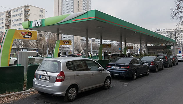MOL snížila limit pro tankování. Nad 50 litrů Maďaři zaplatí už tržní cenu
