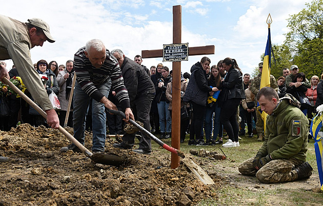 Musíte otupět, jinak zešílíte. Ukrajinští hrobníci pohřbívají padlé nonstop