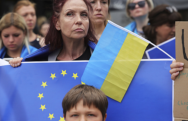Ukrajina má status kandidátské země EU. Čekala přes 30 let, poděkoval Zelenskyj