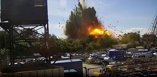 VIDEO: Kamera zachytila dopad rakety v Kremenčuku, objekt se rozletěl na kusy