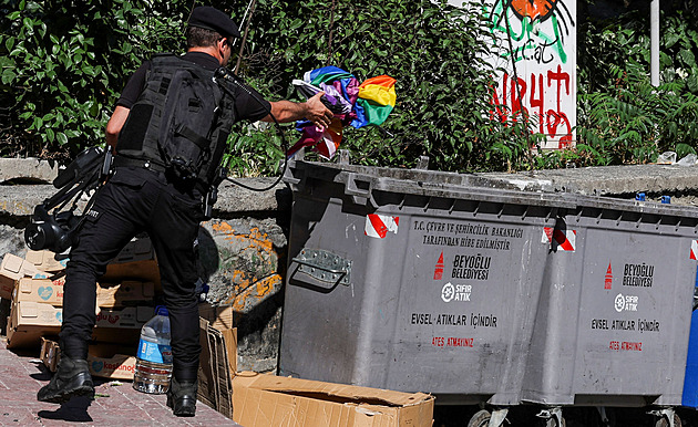 Turecká policie na pochodu hrdosti zatýkala. Duhová vlajka skončila v koši