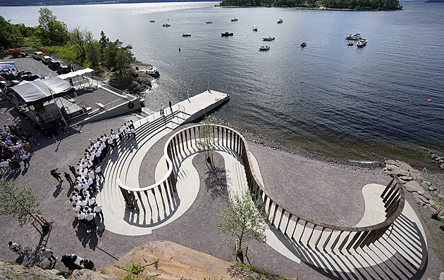 Norsko konečně odhalilo pomník Breivikovým obětem. Po jedenácti letech