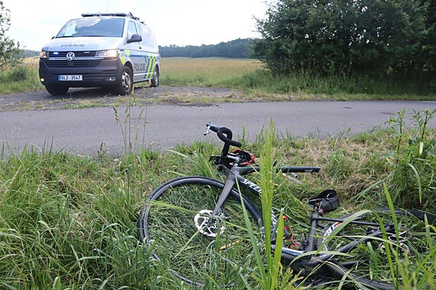 Na Pelhřimovsku zemřel cyklista, sjel s kolem do příkopu