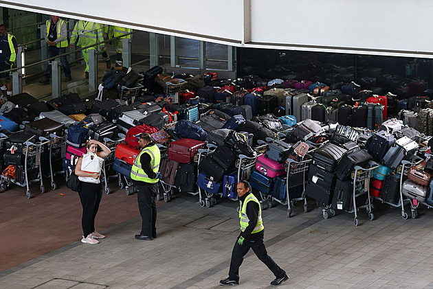 Chaos na Heathrow. Letiště nezvládá odbavit kufry, aerolinky musí rušit lety