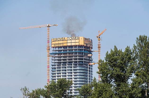 V Bratislavě hořela střecha rozestavěného mrakodrapu, z budovy stoupá kouř