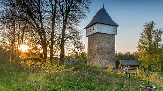 Se spolkem pečuje o hrady na Malši a za památkami jezdí po celé Evropě