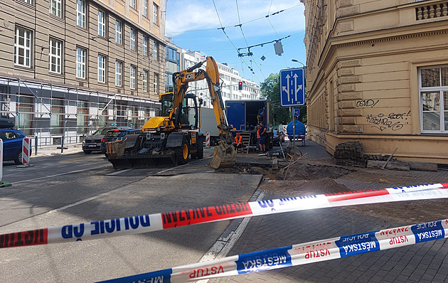 Na čtyřech místech v Brně praskl vodovod, na vině může být i vedro