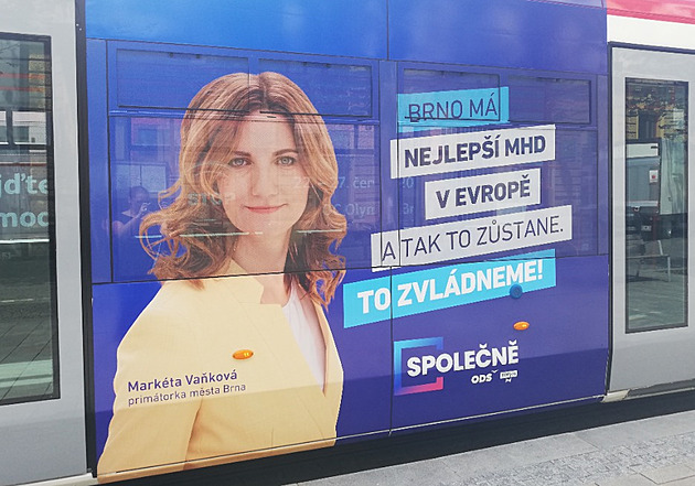 Neotvírat! Okna brněnských tramvají přelepila reklama s primátorkou