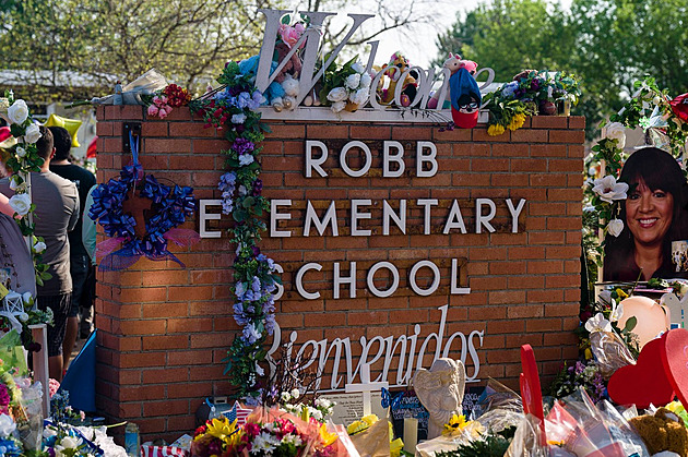 Školu v Texasu po masakru zbourají. Střelec v ní zabil 19 dětí a 2 učitele
