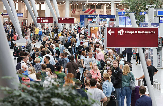 Maximálně sto tisíc lidí denně. Letiště Heathrow omezí počet cestujících