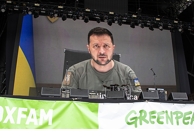 Zelenskyj hvězdou Glastonbury. Šiřte pravdu o válce, vyzval při zahájení