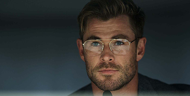 Chris Hemsworth jako vědec s nečistými úmysly.