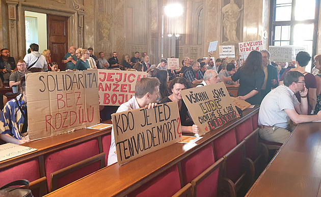 Sál zastupitelů v Brně zaplnili lidé protestující kvůli Romům i územnímu plánu