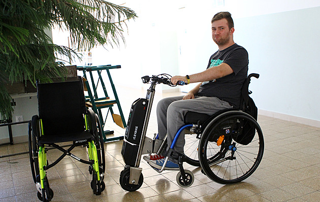 Studenti vyrobili pohon k vozíku pro bývalého spolužáka a dostali cenu