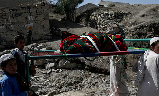 Afghánistán ukončil pátrání po obětech zemětřesení po dvou dnech. Nejsou léky