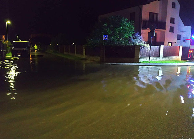 Další bouřlivá noc. Na jihu Čech vítr strhl střechu, rozvodnila se Blanice