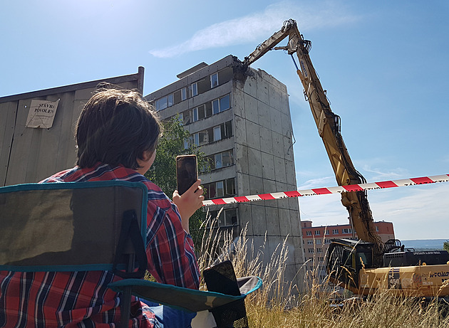 V litvínovském ghettu bourají další zničený dům, v paneláku bylo 144 bytů