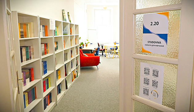 Praha má novou knihovnu pro uprchlíky, knihy došly přímo z Ukrajiny