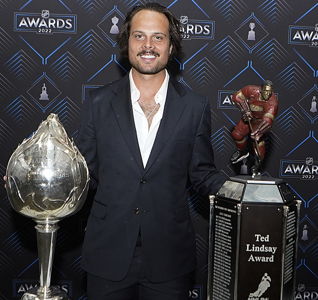 Matthews získal Hartovu trofej pro nejužitečnějšího hráče i Ted Lindsay Award