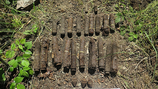 Zbytky munice nalezené u německé stíhačky Focke-Wulf 190 na Olomoucku, kde byly...
